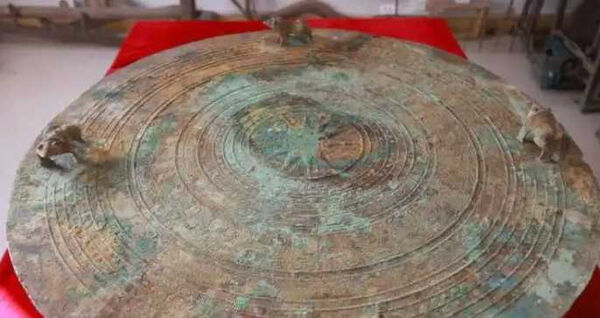 Lão nông dân phát hiện kho báu ngàn năm tuổi nặng 30kg giữa rừng trúc - Ảnh 2. Lão nông dân phát hiện kho báu ngàn năm tuổi nặng 30kg giữa rừng trúc - Ảnh 2.