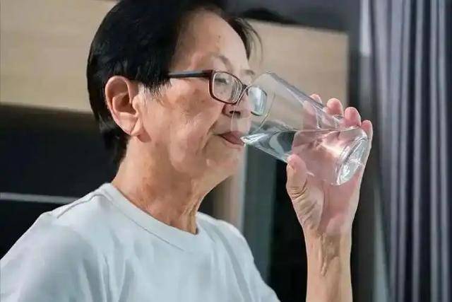 Uṓng nước buổi sáng mang lại 6 lợi ích sức khỏe bất ngờ trong 3 tháng - Ảnh 1.