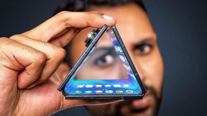 Samsung ra mắt Galaxy Z TriFold: Điện thọai gập ba đột phá công nghệ di động - Ảnh 1. Samsung ra mắt Galaxy Z TriFold: Điện thọai gập ba đột phá công nghệ di động - Ảnh 1.