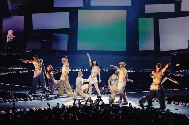 Sự giả dối của siêu sao hết thời: Thông báo cháy vé 6 concert, ngó vào trống hoác hơn nửa sân vận động- Ảnh 5. Sự giả dối của siêu sao hết thời: Thông báo cháy vé 6 concert, ngó vào trống hoác hơn nửa sân vận động- Ảnh 5.