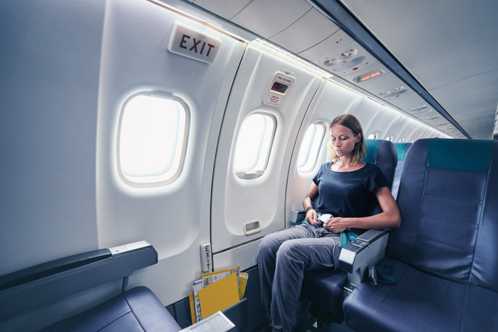 Vì sao ghế cửa thoát hiểm trên máy bay không dành cho tất cả mọi người? - Ảnh 1. Vì sao ghế cửa thoát hiểm trên máy bay không dành cho tất cả mọi người? - Ảnh 1.