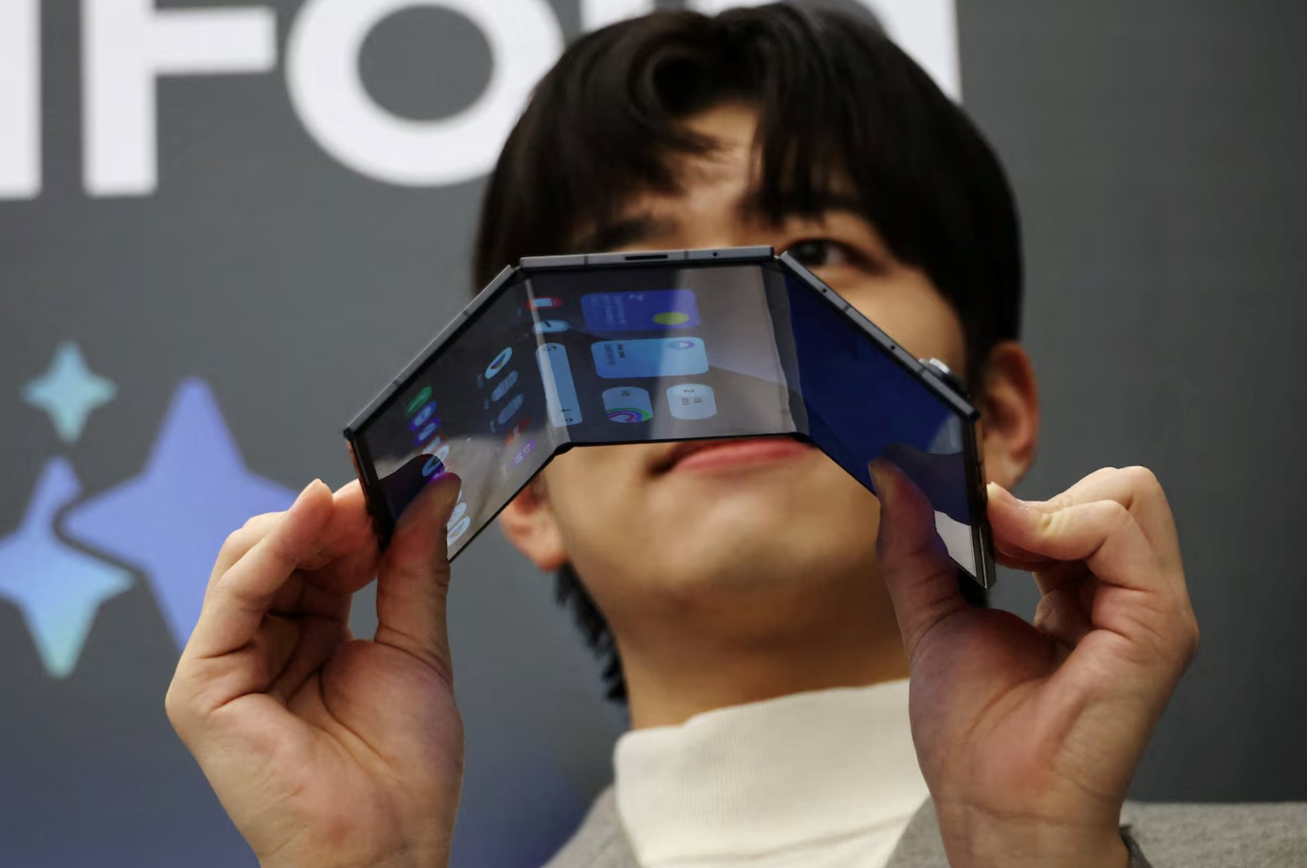 Samsung ra mắt Galaxy Z TriFold: Điện thọai gập ba đột phá công nghệ di động - Ảnh 3. Samsung ra mắt Galaxy Z TriFold: Điện thọai gập ba đột phá công nghệ di động - Ảnh 3.