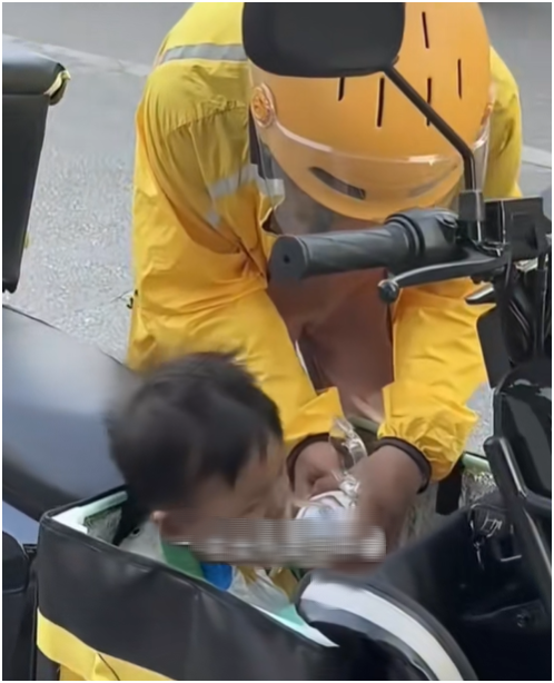 3 ca phẫu thuật, 9 đợt hóa trị, 12 lần xạ trị: Phía sau hình ảnh nữ shipper bỏ con gái vào thùng giao đồ- Ảnh 4.