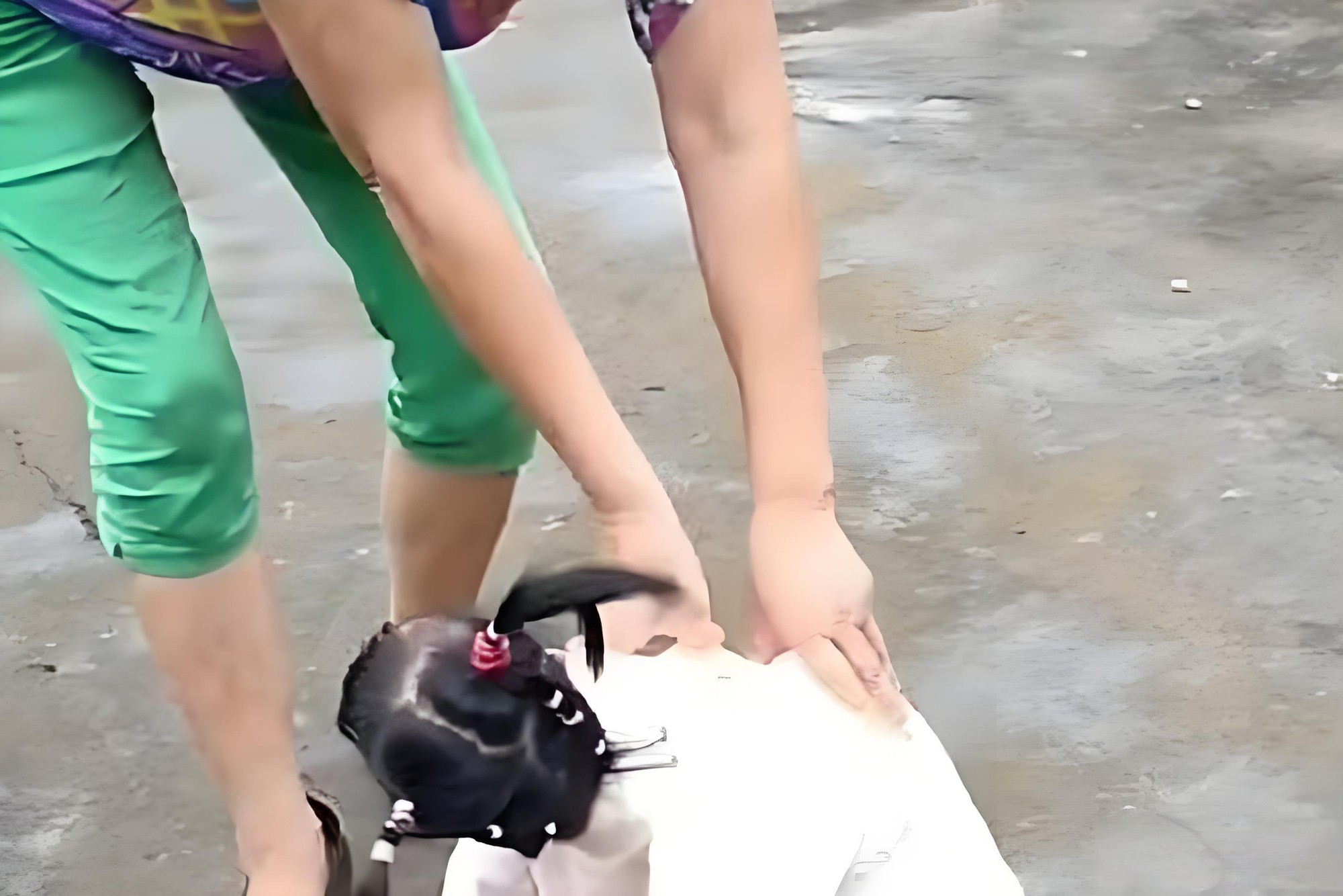 Bảo mẫu đưa con trai đến ở nhờ, tới giờ cơm con gái chủ nhà vừa định ăn thì bị chỉ thẳng mặt: "Ai cho mày ăn trước"- Ảnh 1. Bảo mẫu đưa con trai đến ở nhờ, tới giờ cơm con gái chủ nhà vừa định ăn thì bị chỉ thẳng mặt: "Ai cho mày ăn trước"- Ảnh 1.