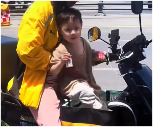 3 ca phẫu thuật, 9 đợt hóa trị, 12 lần xạ trị: Phía sau hình ảnh nữ shipper bỏ con gái vào thùng giao đồ- Ảnh 3.