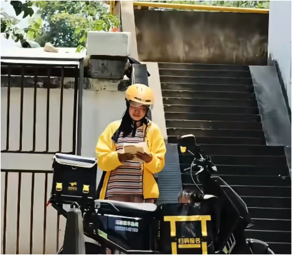 3 ca phẫu thuật, 9 đợt hóa trị, 12 lần xạ trị: Phía sau hình ảnh nữ shipper bỏ con gái vào thùng giao đồ- Ảnh 1.