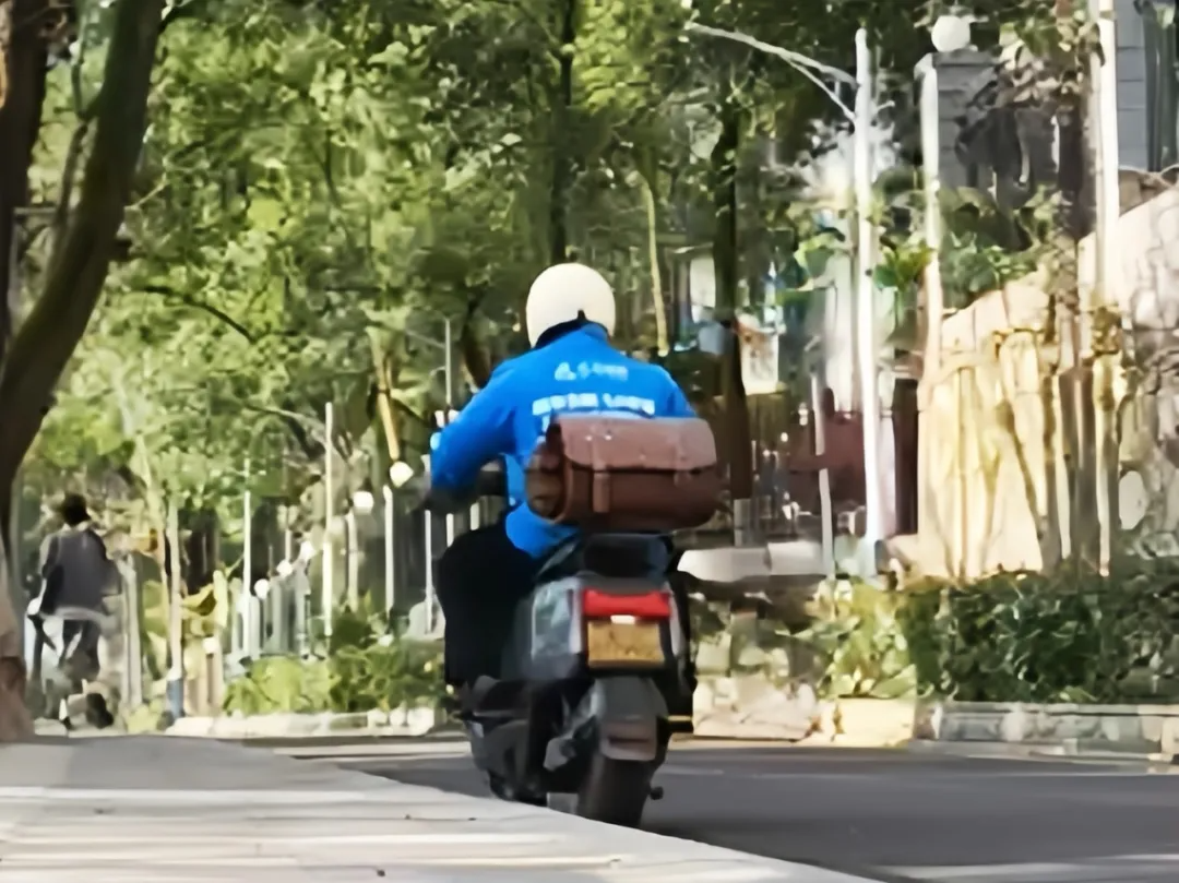 Shipper từng là thủ khoa, học Y 13 năm đến bậc Tiến sĩ: "Họ nói tôi đang xúc phạm cha mẹ"- Ảnh 1. Shipper từng là thủ khoa, học Y 13 năm đến bậc Tiến sĩ: "Họ nói tôi đang xúc phạm cha mẹ"- Ảnh 1.