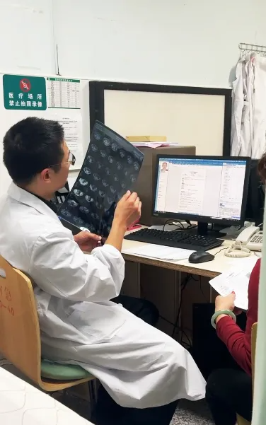 Shipper từng là thủ khoa, học Y 13 năm đến bậc Tiến sĩ: "Họ nói tôi đang xúc phạm cha mẹ"- Ảnh 2. Shipper từng là thủ khoa, học Y 13 năm đến bậc Tiến sĩ: "Họ nói tôi đang xúc phạm cha mẹ"- Ảnh 2.