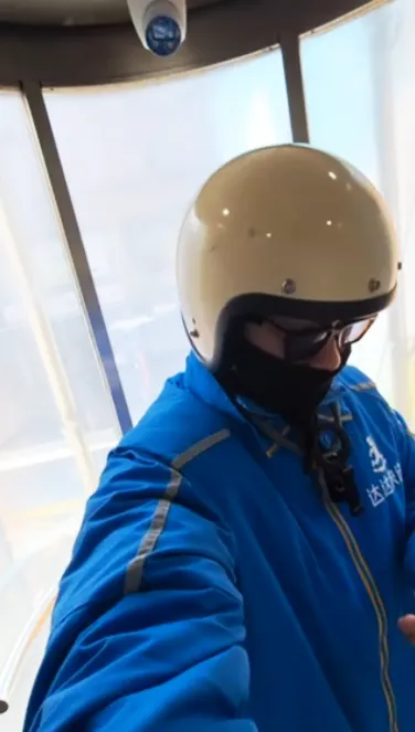 Shipper từng là thủ khoa, học Y 13 năm đến bậc Tiến sĩ: "Họ nói tôi đang xúc phạm cha mẹ"- Ảnh 3. Shipper từng là thủ khoa, học Y 13 năm đến bậc Tiến sĩ: "Họ nói tôi đang xúc phạm cha mẹ"- Ảnh 3.