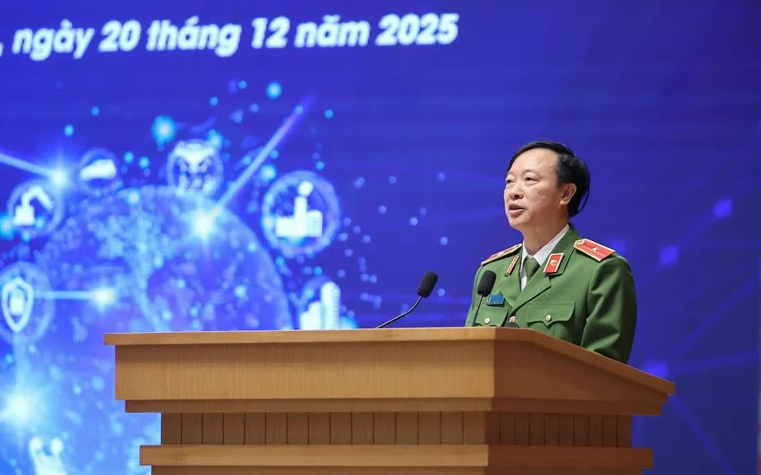 Thiếu tướng Nguyễn Ngọc Cương, Giám đốc Trung tâm Dữ liệu Quốc gia trình bày tham luận. Ảnh: Nhật Bắc