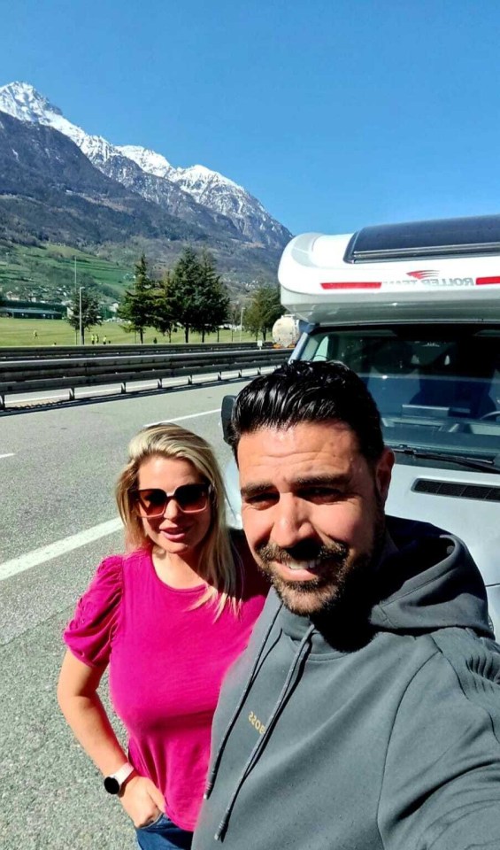 Cặp vợ chồng kiếm thêm 4 , 7 tỷ đồng từ kinh doanh ô tô cắm trại chỉ Sau 2 năm - Ảnh 4. Cặp vợ chồng kiếm thêm 4 , 7 tỷ đồng từ kinh doanh ô tô cắm trại chỉ Sau 2 năm - Ảnh 4.