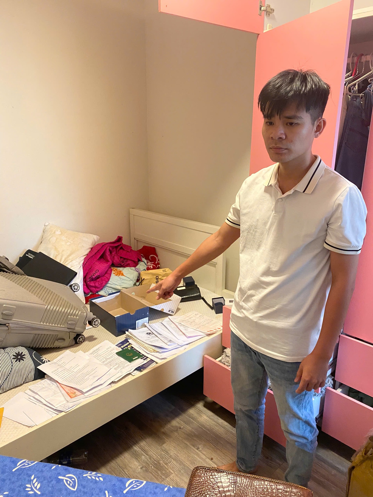 Khám xét nơi ở của Nguyễn Việt Phương trong vụ lừa đảo tiền điện tử hàng nghìn tỷ đồng - Ảnh 2.