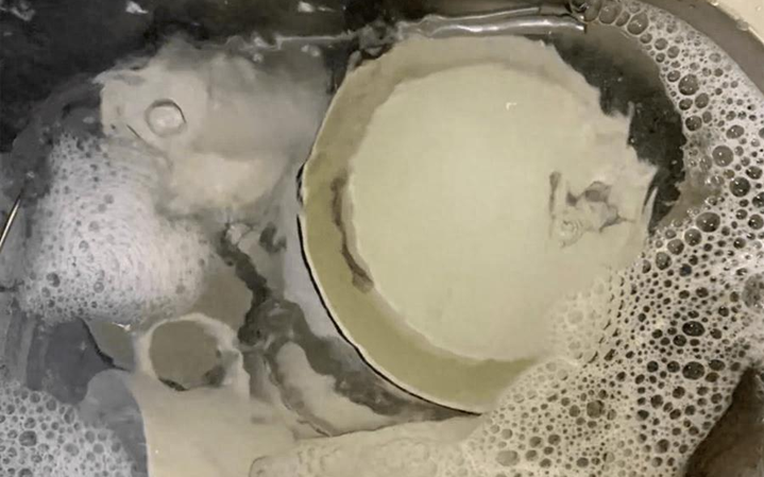 Thói quen rửa bát sai lầm gây hại sức khỏe mà nhiều gia đình mắc phải - Ảnh 1.