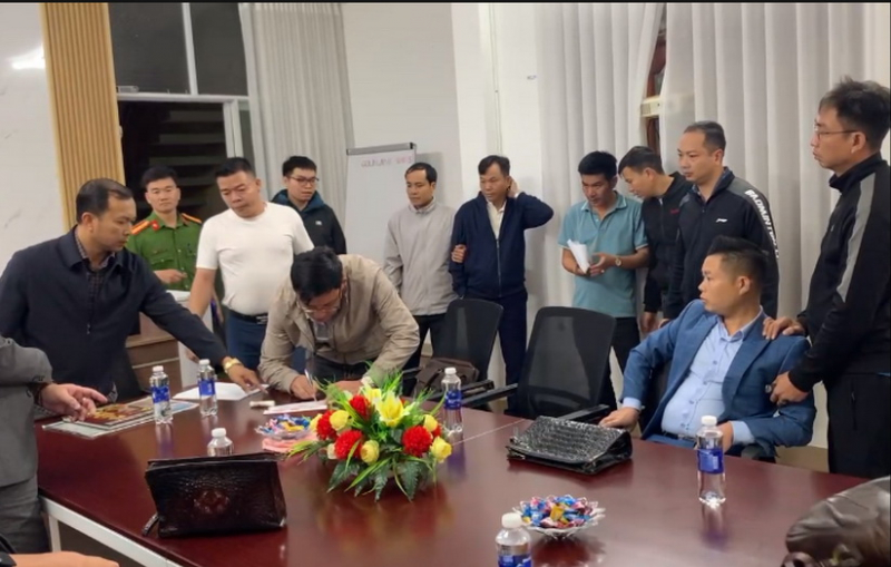 Khám xét nơi ở của Nguyễn Việt Phương trong vụ lừa đảo tiền điện tử hàng nghìn tỷ đồng - Ảnh 6.