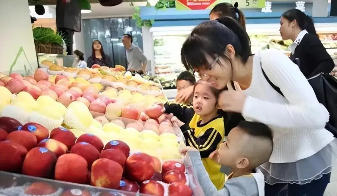 Con trai 4 tuổi lén ăn cherry trong siêu thị và bài học giáo dục trẻ nhỏ của mẹ - Ảnh 1.