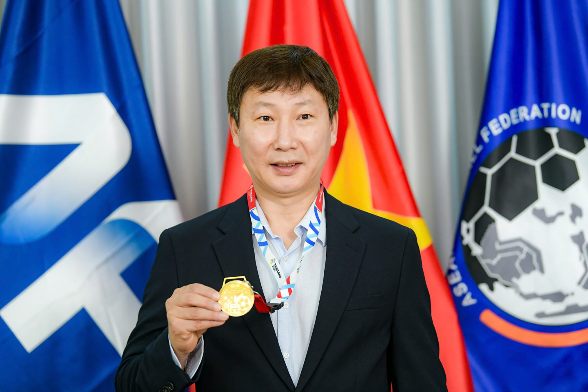 HLV Kim Sang Sik nhận huy chương v&agrave;ng 24K gi&aacute; trị hơn 500 triệu đồng - Ảnh 3.