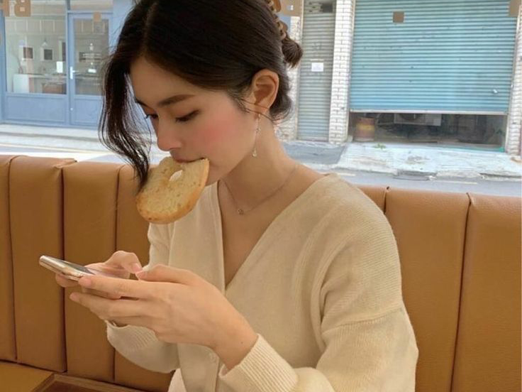 5 Thói quen ăn uống tưởng vô hại nhưng khiến chị em sau 40 dễ tăng cân - Ảnh 2. 5 Thói quen ăn uống tưởng vô hại nhưng khiến chị em sau 40 dễ tăng cân - Ảnh 2.