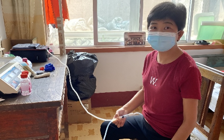 Cô giáo Vương Liên Hà kiên cường sống với bệnh suy thận giai đoạn cuối - Ảnh 1.