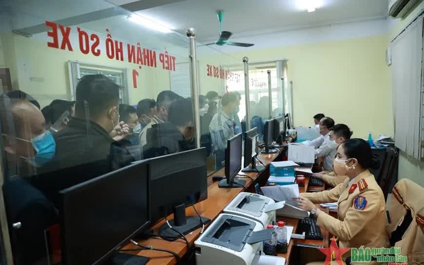 Đề xuất giảm phí cấp chứng nhận đăng ký, biển số xe - Ảnh 1.