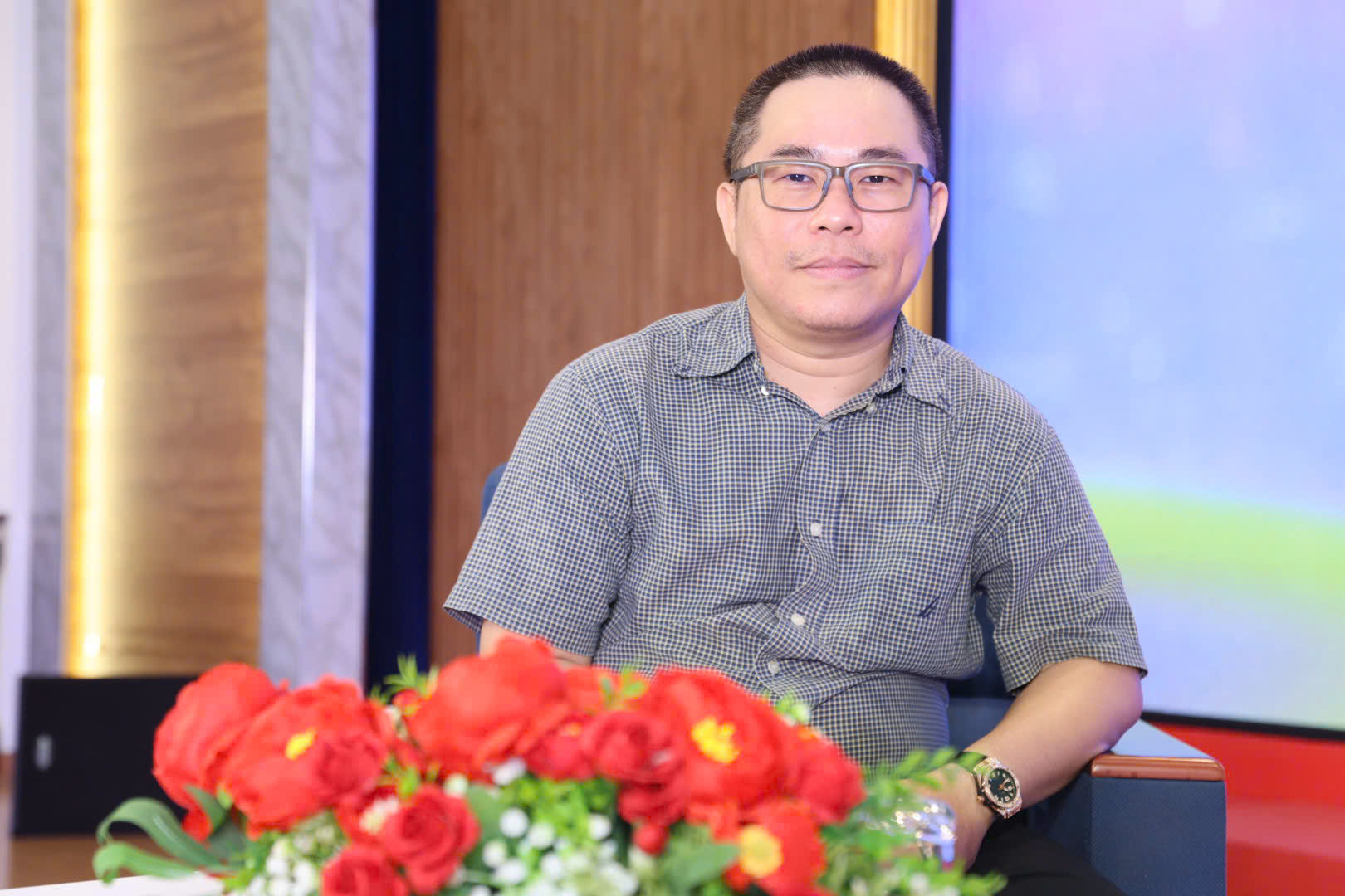 Chuyên gia khuyên không vay tiền mua vàng giữa cơn sốt thị trường vàng hiện nay - Ảnh 1. Chuyên gia khuyên không vay tiền mua vàng giữa cơn sốt thị trường vàng hiện nay - Ảnh 1.