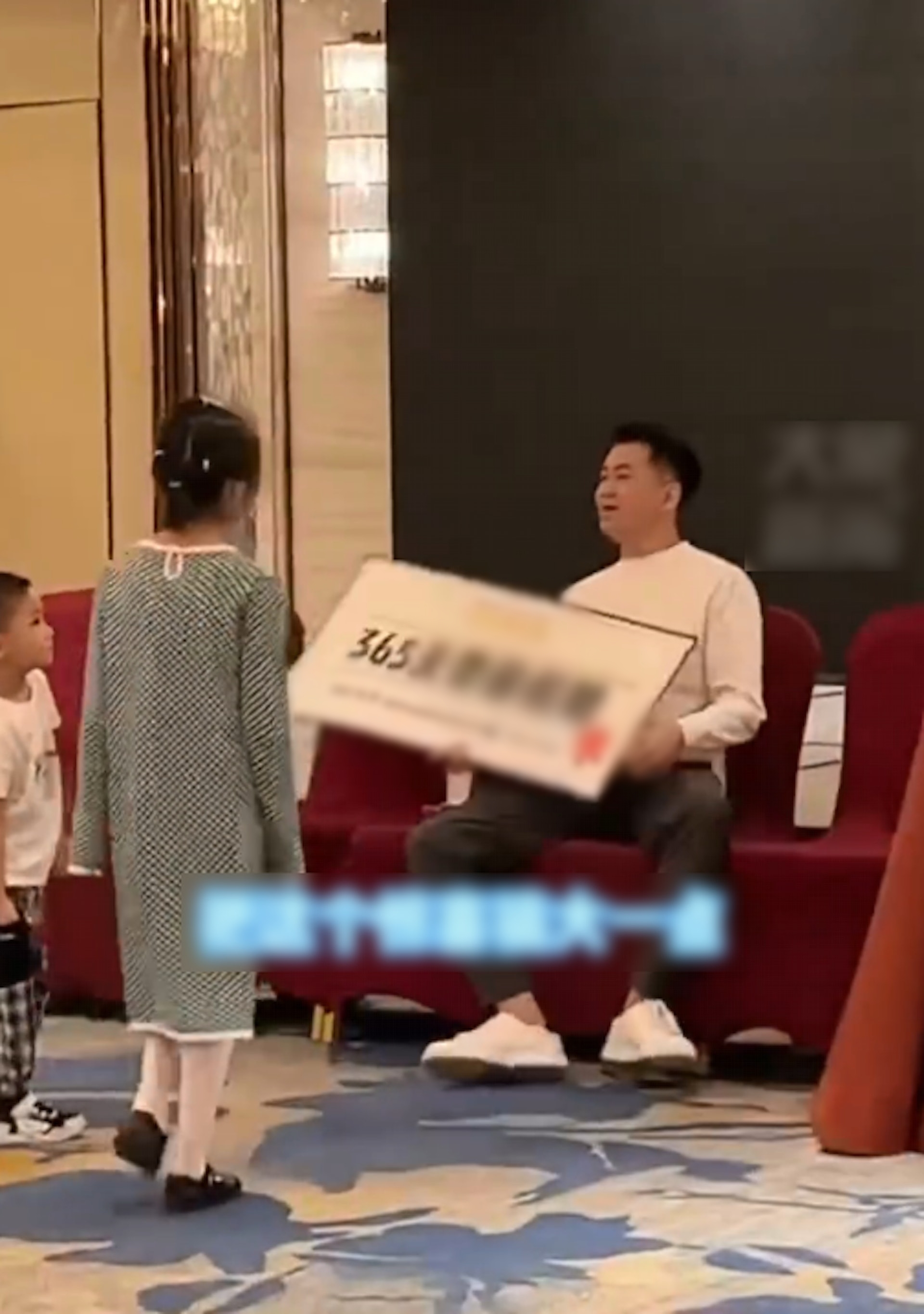 Nhân viên trúng 365 ngày nghỉ phép có lương trong gala cuối năm: Kết quả gây sốc - Ảnh 3. Nhân viên trúng 365 ngày nghỉ phép có lương trong gala cuối năm: Kết quả gây sốc - Ảnh 3.