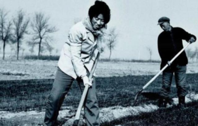 Phát hiện kim cương 170 carat: Câu chuyện hy vọng đổi đời từ ruộng đồng - Ảnh 1. Phát hiện kim cương 170 carat: Câu chuyện hy vọng đổi đời từ ruộng đồng - Ảnh 1.