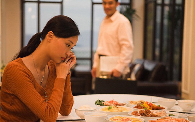 Chồng đưa tiền nhưng vô tâm: Giải pháp cho hôn nhân hạnh phúc hơn - Ảnh 1.