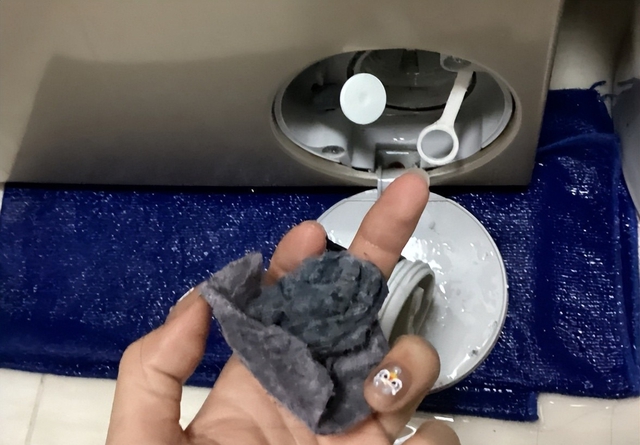 1 chi tiết ẩn ở máy giặt khiến quần áo càng giặt càng bẩn, 99% người không để ý- Ảnh 1.