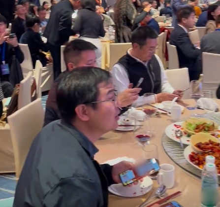 Nhân viên trúng 365 ngày nghỉ phép có lương trong gala cuối năm: Kết quả gây sốc - Ảnh 1. Nhân viên trúng 365 ngày nghỉ phép có lương trong gala cuối năm: Kết quả gây sốc - Ảnh 1.