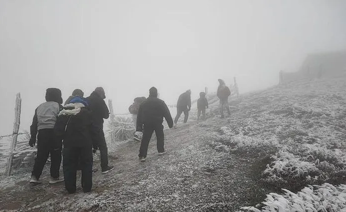 Ngoài Fansipan, đây là nơi lạnh không kém ở miền Bắc hôm nay: Cũng là núi, nhiều năm có băng giá, tuyết - Ảnh 14.