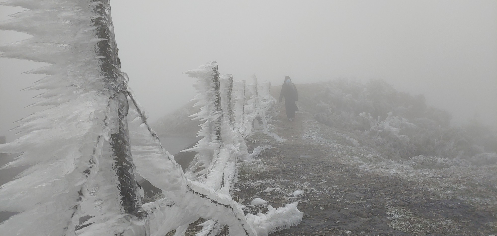 Ngoài Fansipan, đây là nơi lạnh không kém ở miền Bắc hôm nay: Cũng là núi, nhiều năm có băng giá, tuyết - Ảnh 9.