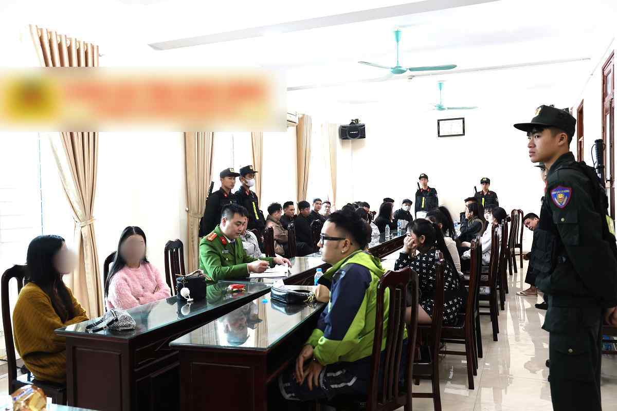 Đột kích quán bar Ninh Bình , tạm giữ 12 đối tượng tổ chức sử dụng ma túy trái phép - Ảnh 1. Đột kích quán bar Ninh Bình , tạm giữ 12 đối tượng tổ chức sử dụng ma túy trái phép - Ảnh 1.