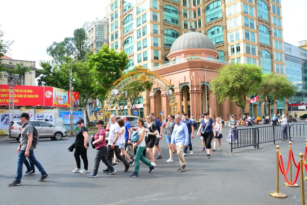 Việt Nam khép lại năm du lịch kỷ lục: Từ cột mốc 20 triệu khách đến bài toán giữ nhịp tăng trưởng - Ảnh 1.