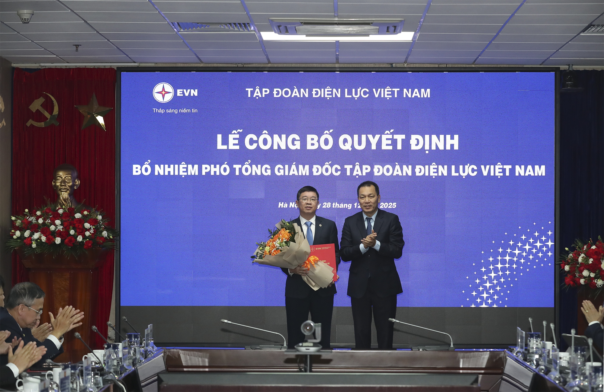 EVN bổ nhiệm 2 Phó Tổng giám đốc mới - Ảnh 1.