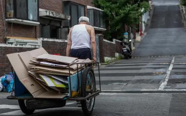 Gần 4/10 người cao tuổi Hàn Quốc sống dưới chuẩn nghèo - Ảnh 1.