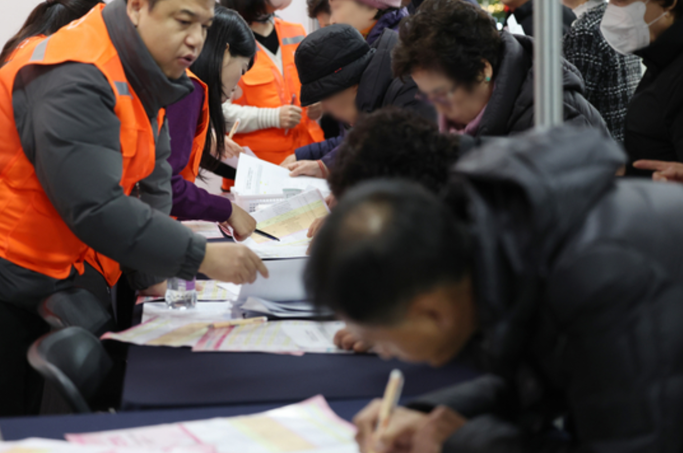 Gần 4/10 người cao tuổi Hàn Quốc sống dưới chuẩn nghèo- Ảnh 1.