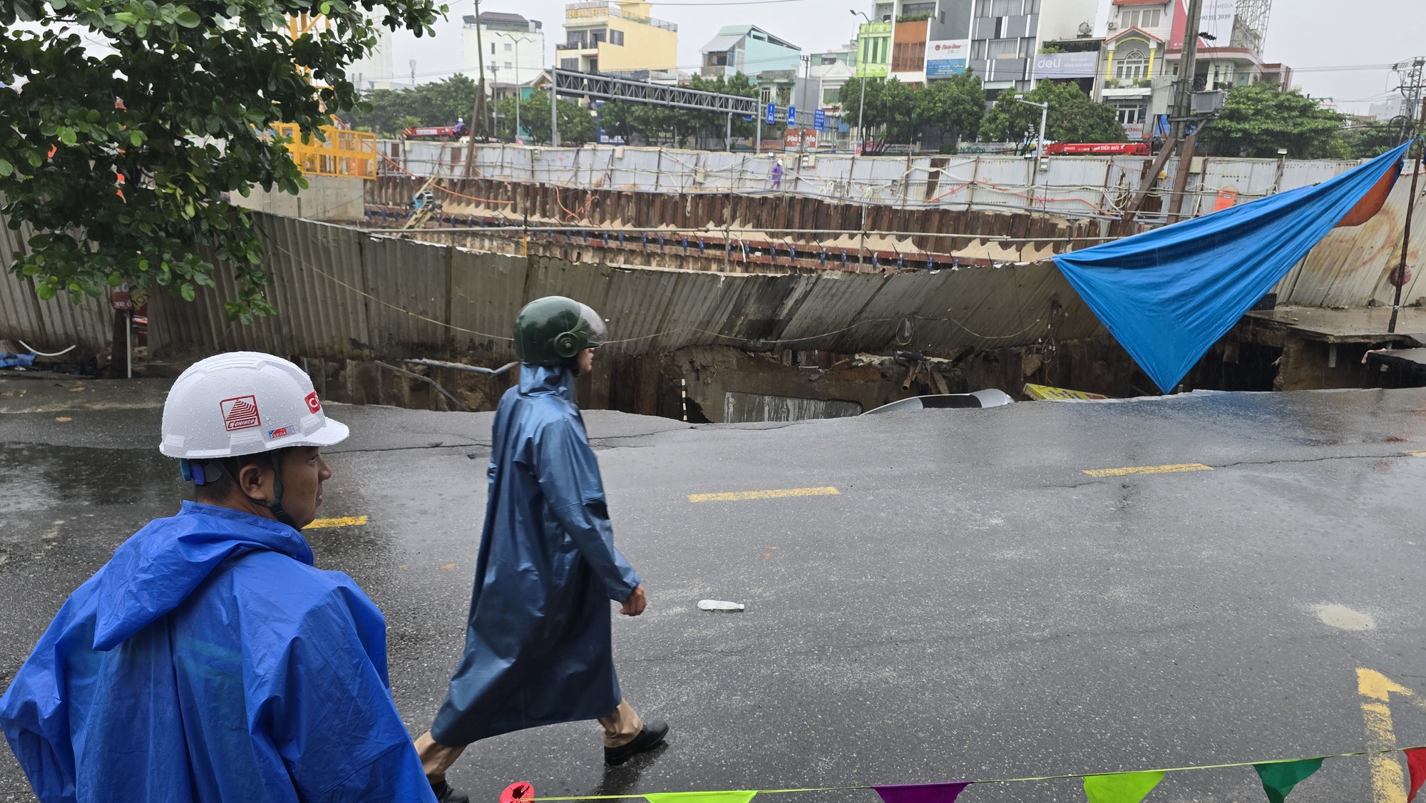 Hố tử thần Đà Nẵng gây chấn động , đường Nguyễn Công Trứ bị phong tỏa khẩn cấp - Ảnh 5.