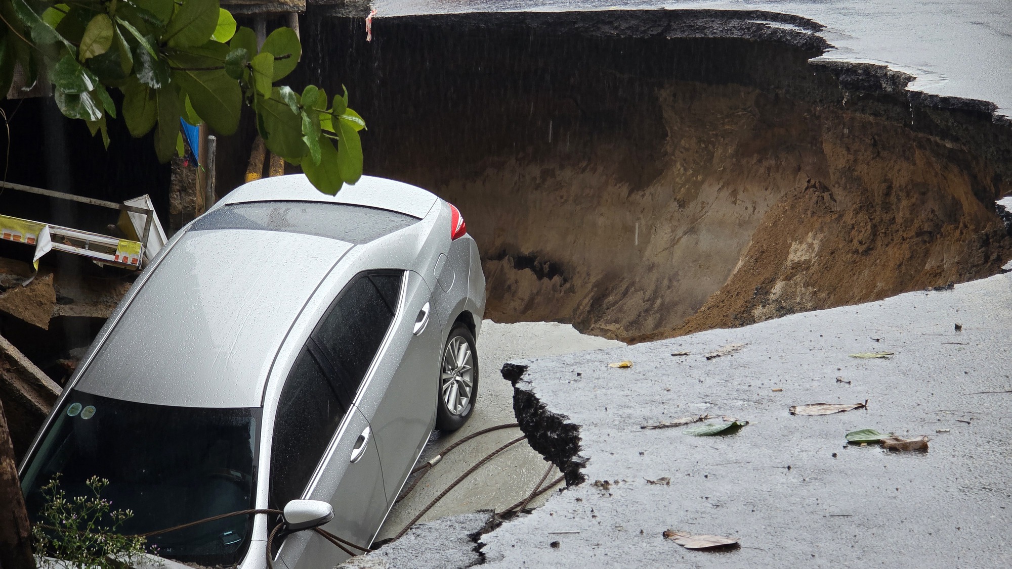 Hố tử thần Đà Nẵng gây chấn động , đường Nguyễn Công Trứ bị phong tỏa khẩn cấp - Ảnh 4.