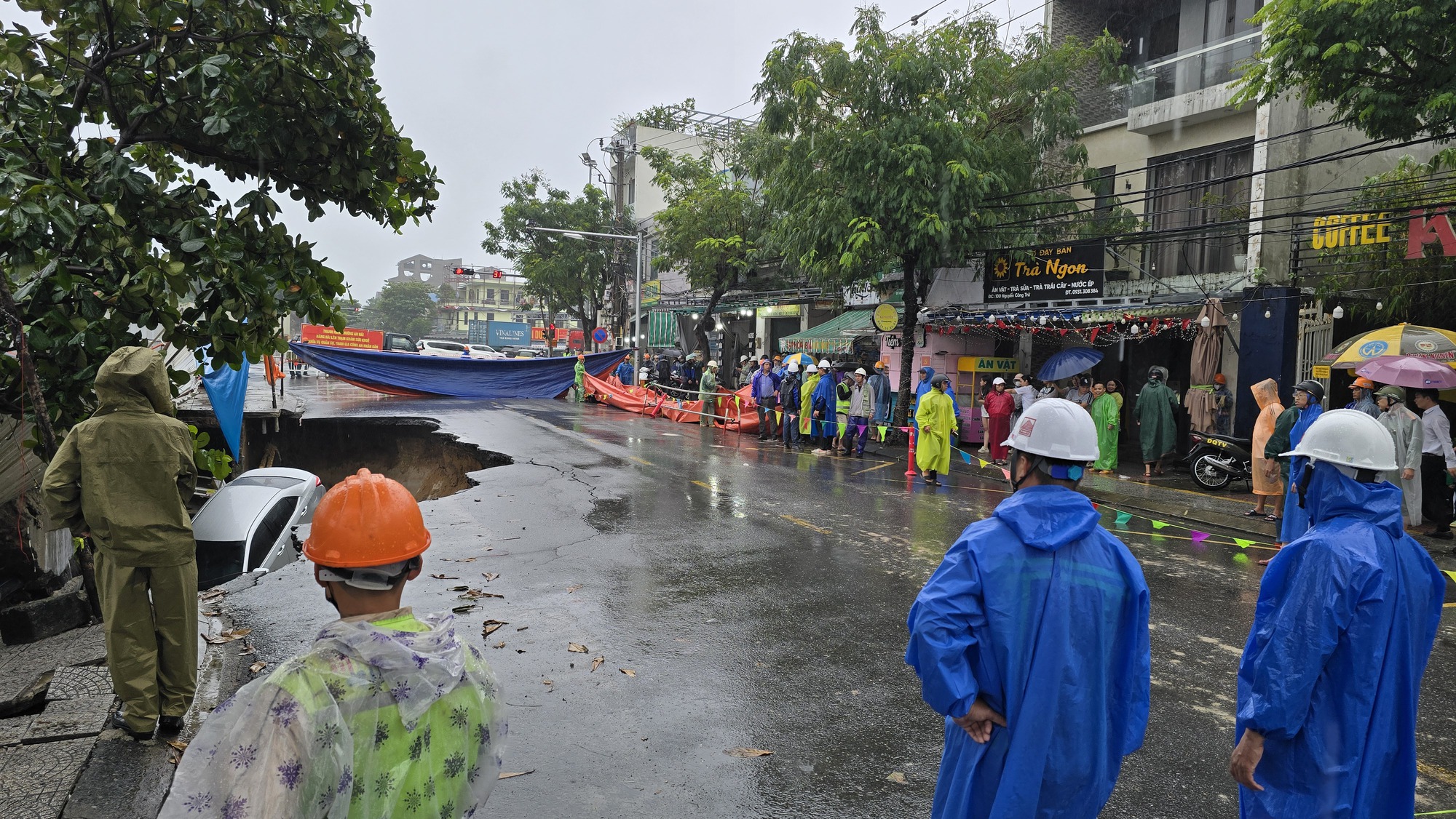 Hố tử thần Đà Nẵng gây chấn động , đường Nguyễn Công Trứ bị phong tỏa khẩn cấp - Ảnh 3.