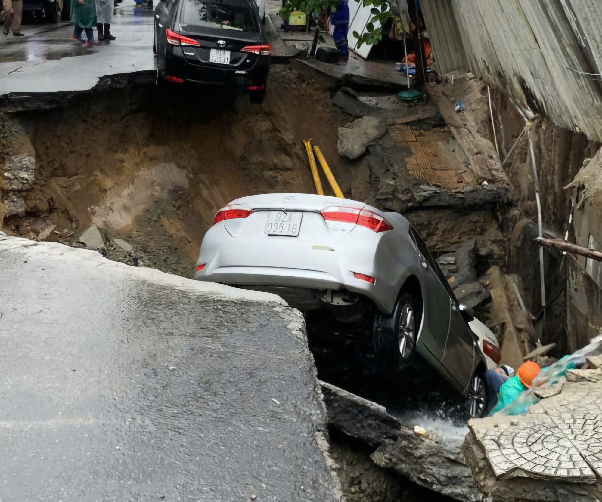 Hố tử thần Đà Nẵng gây chấn động , đường Nguyễn Công Trứ bị phong tỏa khẩn cấp - Ảnh 2.