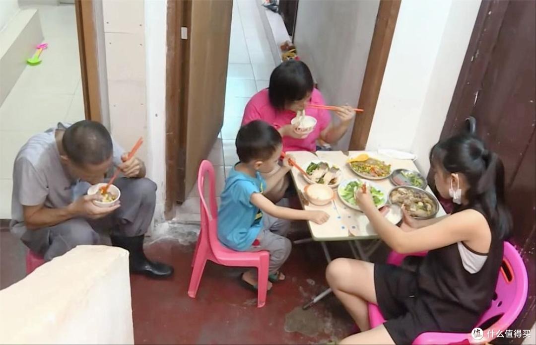 Căn hộ Hồng Kông chật chội: Gia đình bốn người sống trong không gian 6 m² không cửa sổ - Ảnh 8. Căn hộ Hồng Kông chật chội: Gia đình bốn người sống trong không gian 6 m² không cửa sổ - Ảnh 8.