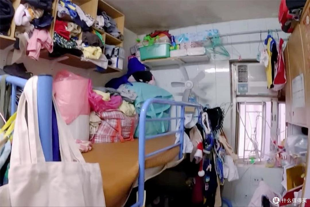 Căn hộ Hồng Kông chật chội: Gia đình bốn người sống trong không gian 6 m² không cửa sổ - Ảnh 12. Căn hộ Hồng Kông chật chội: Gia đình bốn người sống trong không gian 6 m² không cửa sổ - Ảnh 12.