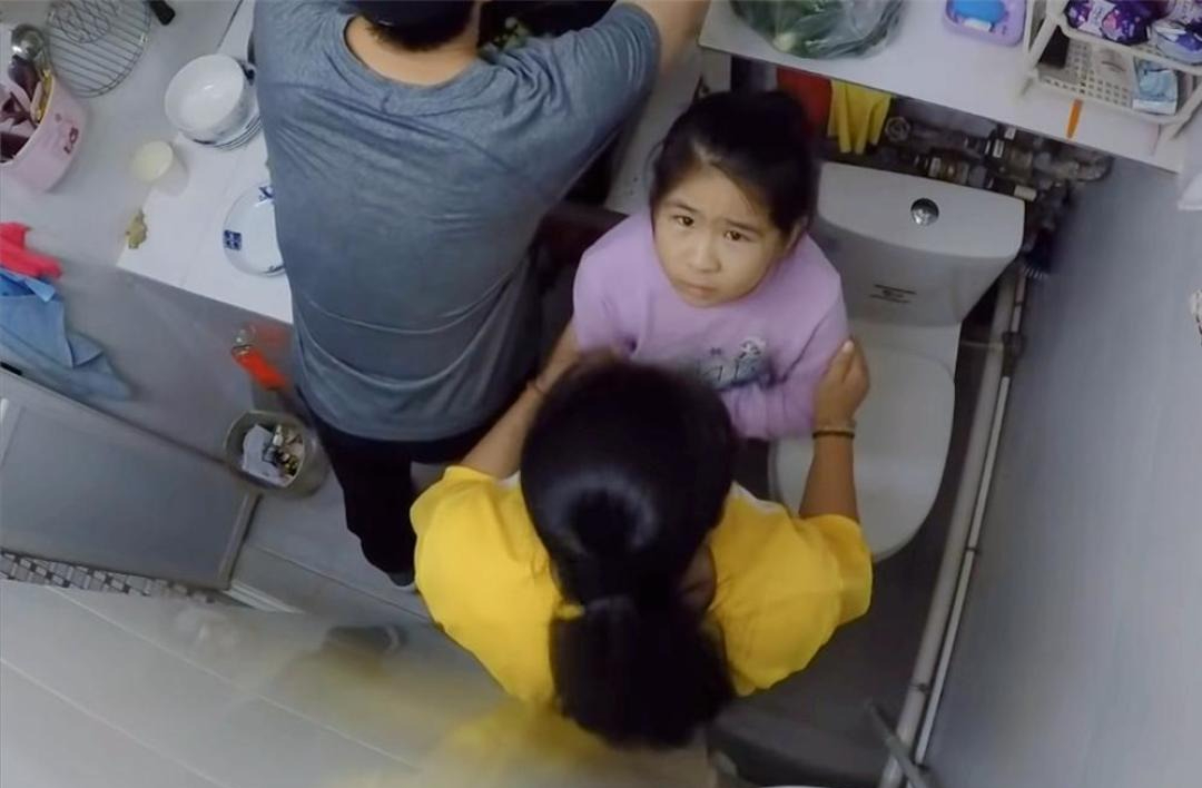 Nghẹt thở ở HongKong: Gia đình sống chật vật trong căn hộ "bé như lỗ mũi", bồn cầu đặt ngay trong bếp - Ảnh 1. Nghẹt thở ở HongKong: Gia đình sống chật vật trong căn hộ "bé như lỗ mũi", bồn cầu đặt ngay trong bếp - Ảnh 1.