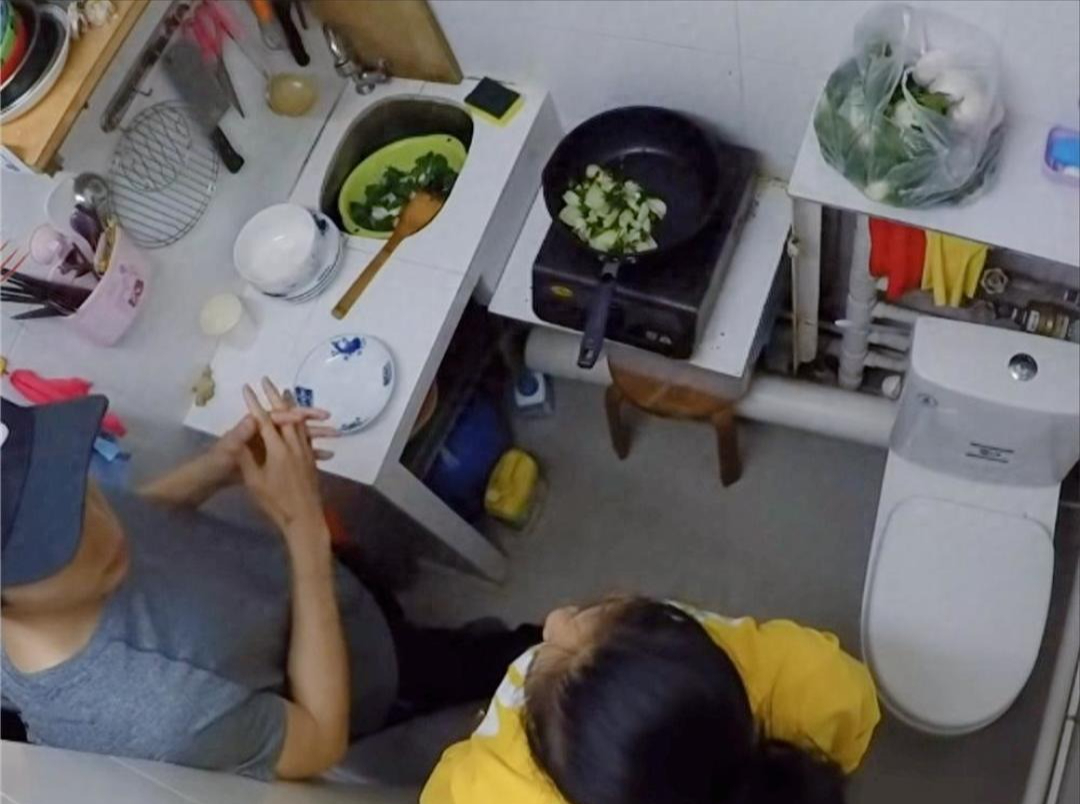 Nghẹt thở ở HongKong: Gia đình sống chật vật trong căn hộ "bé như lỗ mũi", bồn cầu đặt ngay trong bếp - Ảnh 2. Nghẹt thở ở HongKong: Gia đình sống chật vật trong căn hộ "bé như lỗ mũi", bồn cầu đặt ngay trong bếp - Ảnh 2.