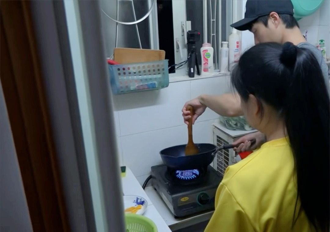 Nghẹt thở ở HongKong: Gia đình sống chật vật trong căn hộ "bé như lỗ mũi", bồn cầu đặt ngay trong bếp - Ảnh 3. Nghẹt thở ở HongKong: Gia đình sống chật vật trong căn hộ "bé như lỗ mũi", bồn cầu đặt ngay trong bếp - Ảnh 3.