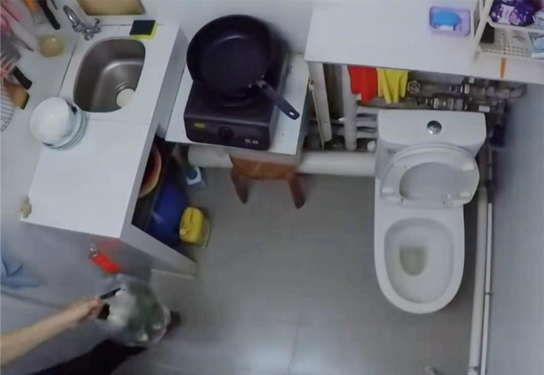 Nghẹt thở ở HongKong: Gia đình sống chật vật trong căn hộ "bé như lỗ mũi", bồn cầu đặt ngay trong bếp - Ảnh 4. Nghẹt thở ở HongKong: Gia đình sống chật vật trong căn hộ "bé như lỗ mũi", bồn cầu đặt ngay trong bếp - Ảnh 4.