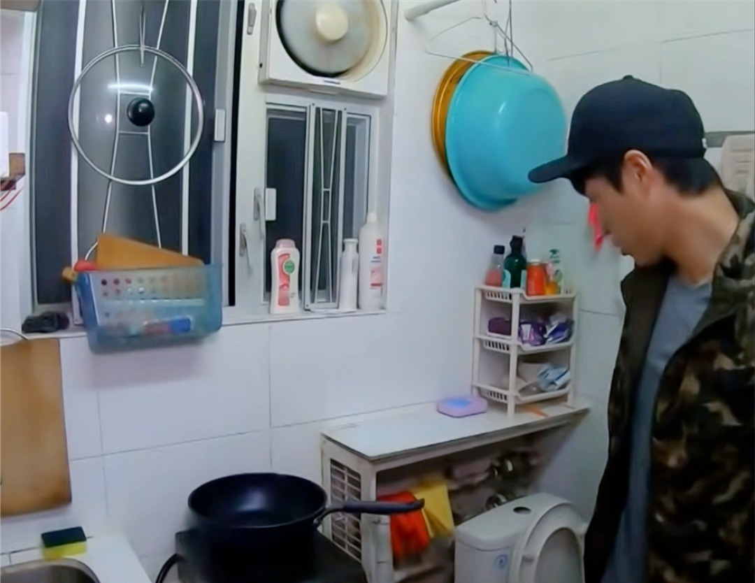 Nghẹt thở ở HongKong: Gia đình sống chật vật trong căn hộ "bé như lỗ mũi", bồn cầu đặt ngay trong bếp - Ảnh 5. Nghẹt thở ở HongKong: Gia đình sống chật vật trong căn hộ "bé như lỗ mũi", bồn cầu đặt ngay trong bếp - Ảnh 5.