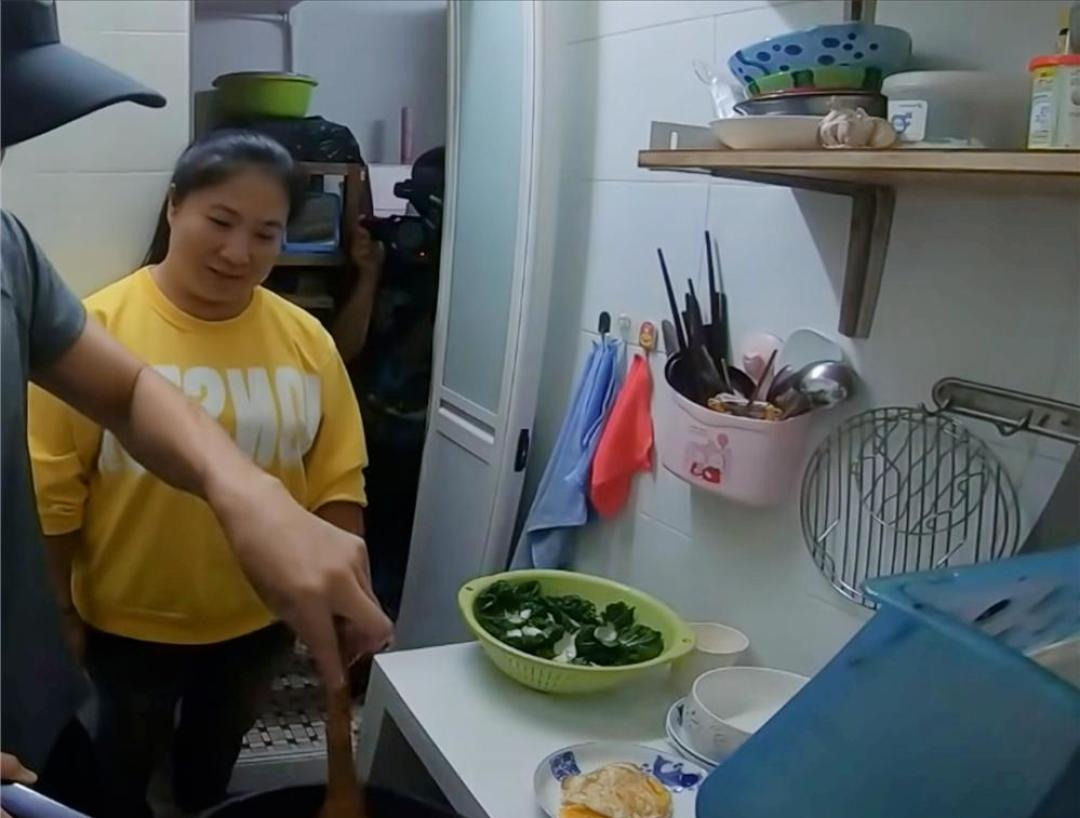 Nghẹt thở ở HongKong: Gia đình sống chật vật trong căn hộ "bé như lỗ mũi", bồn cầu đặt ngay trong bếp - Ảnh 6. Nghẹt thở ở HongKong: Gia đình sống chật vật trong căn hộ "bé như lỗ mũi", bồn cầu đặt ngay trong bếp - Ảnh 6.