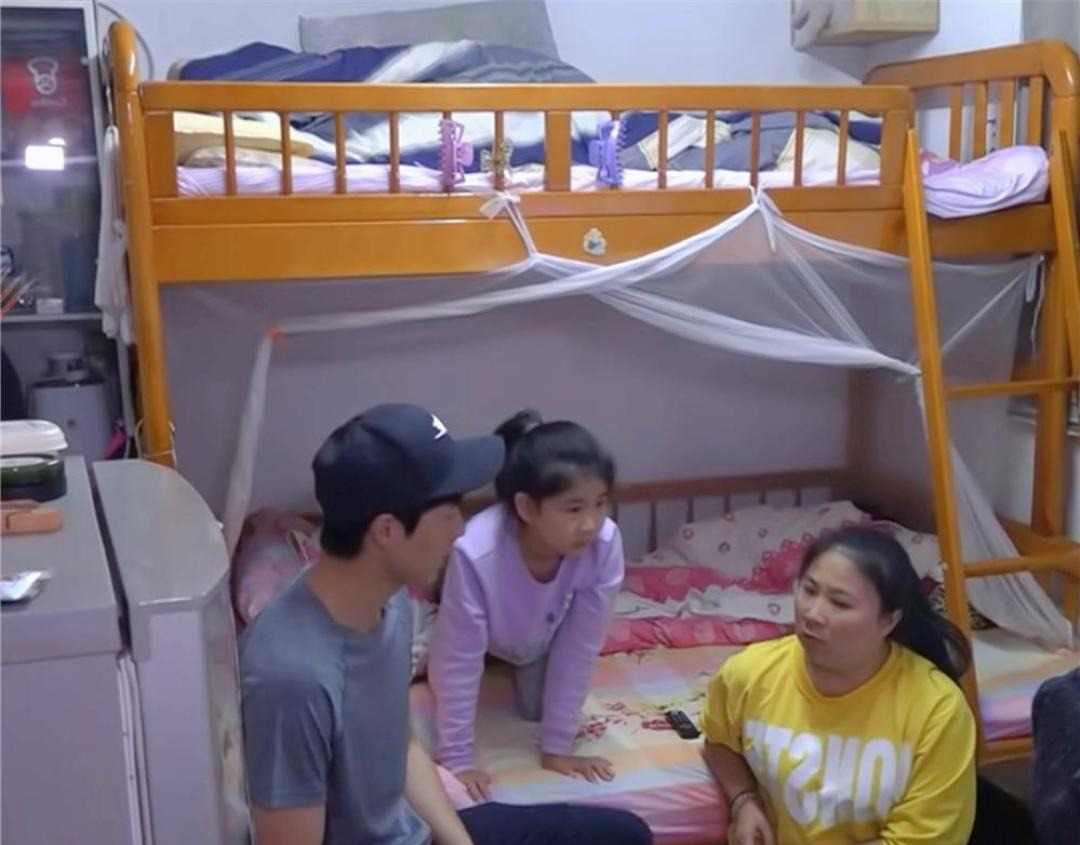 Nghẹt thở ở HongKong: Gia đình sống chật vật trong căn hộ "bé như lỗ mũi", bồn cầu đặt ngay trong bếp - Ảnh 7. Nghẹt thở ở HongKong: Gia đình sống chật vật trong căn hộ "bé như lỗ mũi", bồn cầu đặt ngay trong bếp - Ảnh 7.