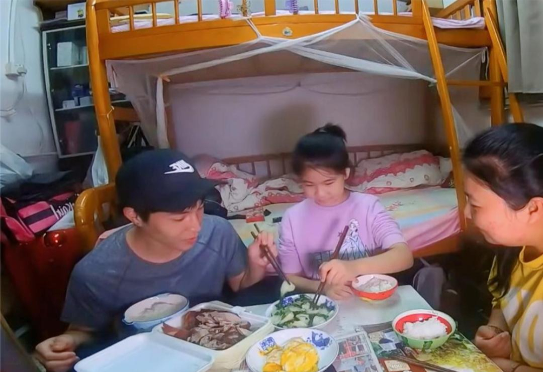 Nghẹt thở ở HongKong: Gia đình sống chật vật trong căn hộ "bé như lỗ mũi", bồn cầu đặt ngay trong bếp - Ảnh 8. Nghẹt thở ở HongKong: Gia đình sống chật vật trong căn hộ "bé như lỗ mũi", bồn cầu đặt ngay trong bếp - Ảnh 8.